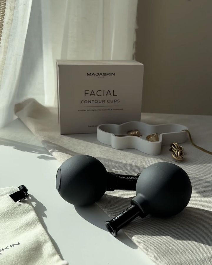 Majaskin Facial Cups im Sonnenlicht